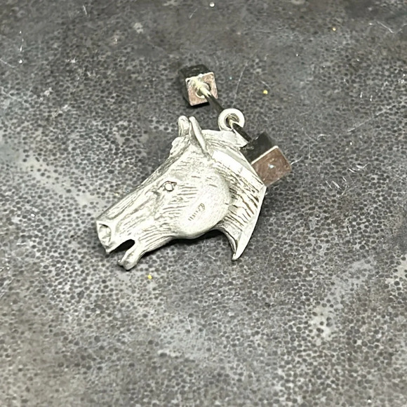 Horse head pewter pin - Picture 4 of 5